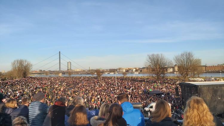 Volle Rheinwiesen bei der Demonstration von 100.000 Menschen in Düsseldorf